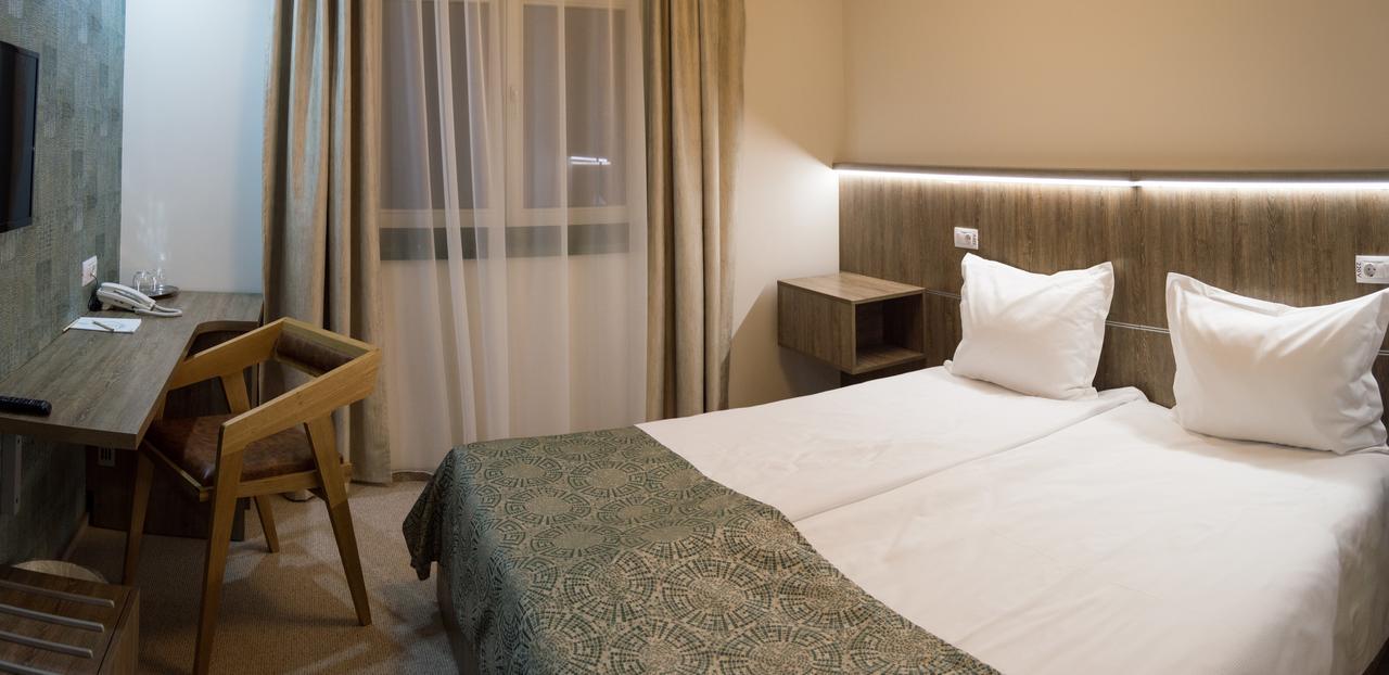 Fidelitas Hotel Sfântu-Gheorghe Exteriör bild